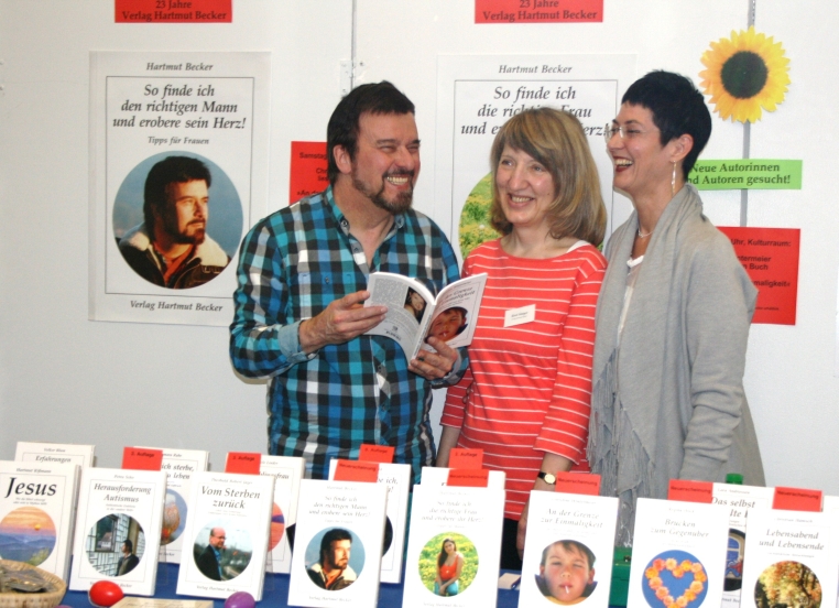 Autorin Christine Wintermeier mit Verleger Hartmut Becker und Rosi Sänger