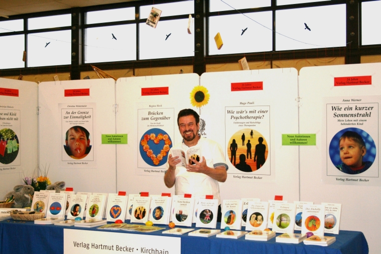 Verleger Hartmut Becker auf der Buchmesse in Stockstadt am Rhein
