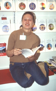 Autorin Désirée Burger auf der Leipziger Buchmesse am Stand des Verlages Hartmut Becker